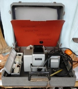 Proyector de diapositivas. Viejo aparato. Old slide projector.