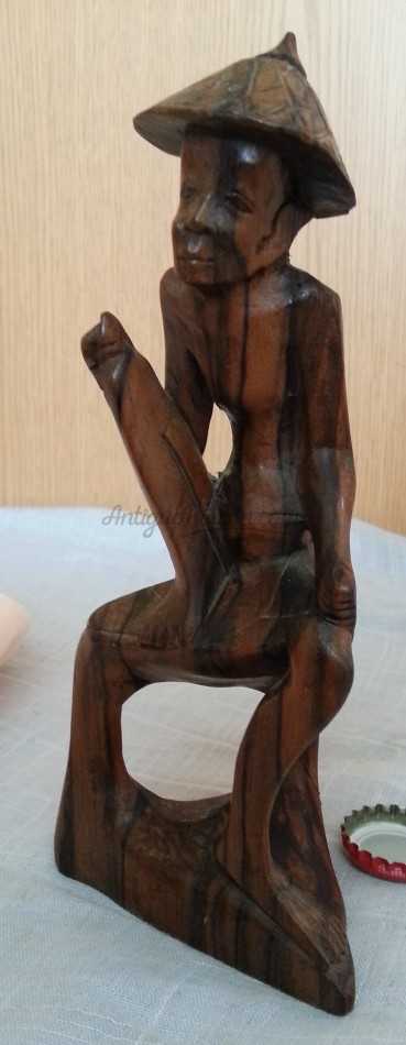 Escultura en madera tallada. Chino sentado.