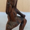 Escultura en madera tallada. Chino sentado.