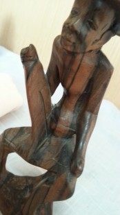 Escultura en madera tallada. Chino sentado.