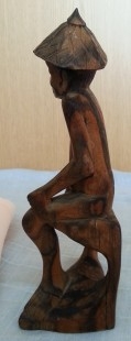 Escultura en madera tallada. Chino sentado.