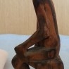 Escultura en madera tallada. Chino sentado.