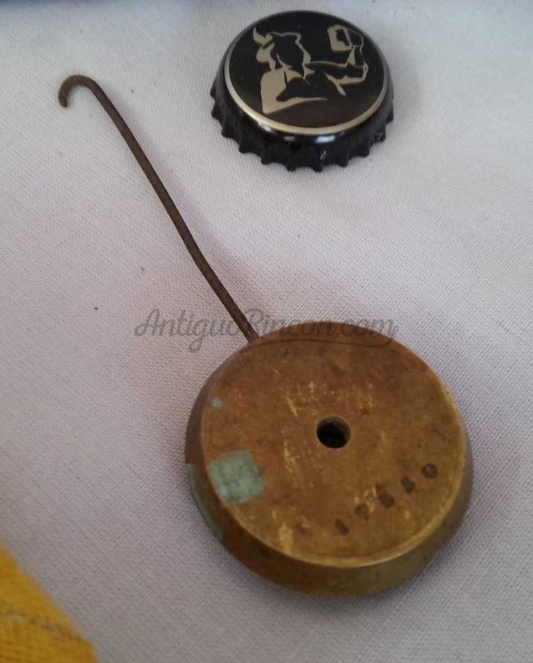 Péndulo viejo de reloj de pared. En bronce. Pesado. Para reutilizar. Old clock pendulum