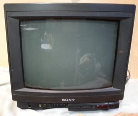 Televisor viejo marca SONY. Para piezas o decoración.