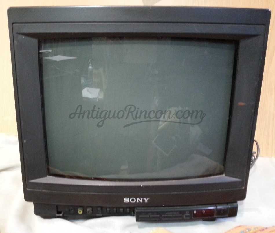 Televisor viejo marca SONY. Para piezas o decoración.