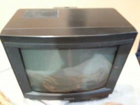 Televisor viejo marca SONY. Para piezas o decoración.