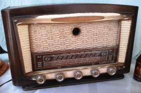 Radio de válvulas antigua. Marca ECR. Para restaurar o decorar.