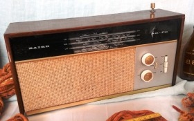 Radio antigua. Marca Baird M298. Británica. Años 60