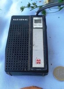 Viejo transistor, radio marca "National".
