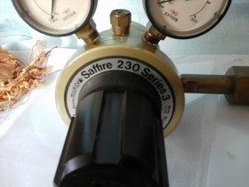 Regulador de oxígeno. Saffire 230 series 3 - murex. Manómetros. Maquinaria médica en alquiler.