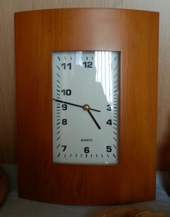 Reloj de cocina en base de madera. Marca Quartz. Años 80