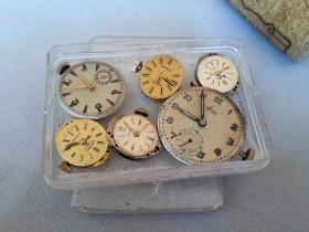 Esferas de reloj. Conjunto de maquinarias impresionantes. Antiguos. Decorado relojería en alquiler.