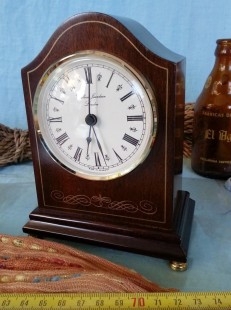 Reloj de madera. A pila.