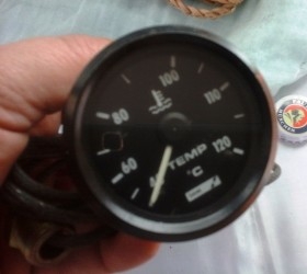 Reloj de temperatura de viejo coche. Marca Lucas. Perfecto estado. Atrezzo de coches.