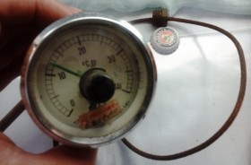 Reloj de temperatura de viejo coche. Marca Fernando Alves