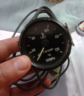 Reloj de temperatura de viejo coche. Marca Lucas. Props de coches.