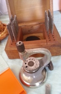 Antigua caja punzonera de relojero y varias herramientas. Clock tools