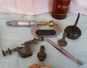 Relojero. Herramientas antiguas de relojero. Torno y micrómetro. Clock tools