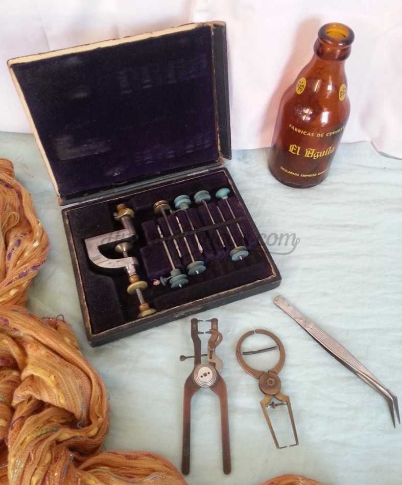 Conjunto de herramientas antiguas de relojero. Torno, compás. . . Clock
