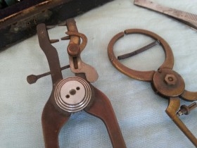Conjunto de herramientas antiguas de relojero. Torno, compás. Clock tools for rent.  Alquiler props relojería.