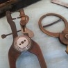 Conjunto de herramientas antiguas de relojero. Torno, compás. Clock tools for rent.  Alquiler props relojería.