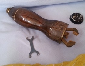 Herramienta antigua de relojero jubilado. Extractor tapas. Old watching tool