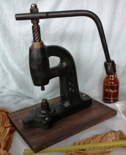 Remachadora prensadora de zapatero. Shoemaker presser.