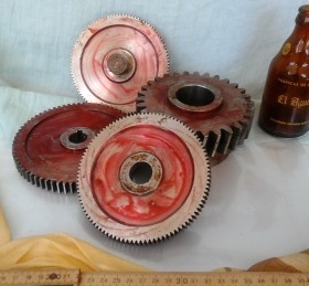 Piezas dentadas para composición decorativa o reutilizar. Muy fuertes y pesadas.