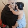 San francisco con niño en brazos. Escultura en escayola.