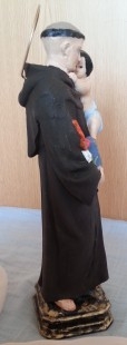San francisco con niño en brazos. Escultura en escayola.