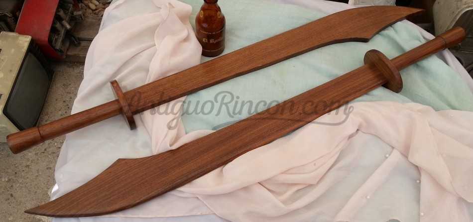 Espada de madera maciza. Calidad. Para atrezzo o re-decoración.