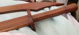 Espada de madera maciza. Calidad. Para atrezzo o re-decoración.