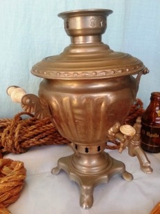 Samovar viejito. Eléctrico. Origen ruso. Samowar.