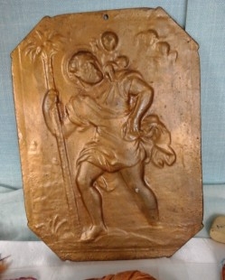 Grabado repujado y muy antiguo de san cristobal, en bronce.