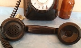 Teléfono de pared en baquelita. Origen español. Años 50