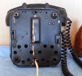 Teléfono de pared en baquelita. Origen español. Años 50