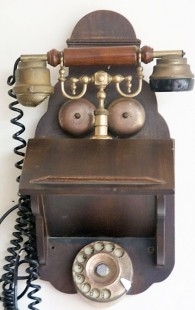 Teléfono antiguo de pared. Años 50. Con dos campanas. Madera y latón. Impresionante. Antique phone