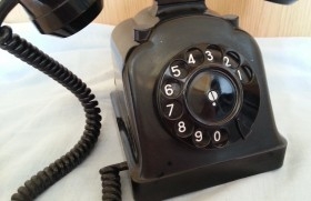 Teléfono antiguo en baquelita y metal. Doble campana.
