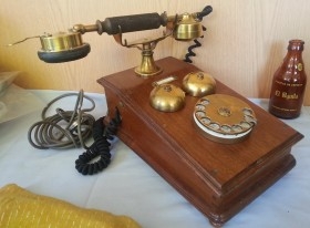 Teléfono antiguo. Años 30. Madera y latón. Precioso. Antique phone