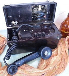 Teléfono antiguo de campaña militar. Origen búlgaro. Antique military campaign telephone.