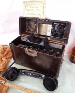 Teléfono antiguo de campaña militar. Origen búlgaro.