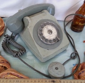 Teléfono vintage de origen portugués. En baquelita.