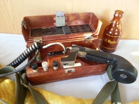 Teléfono antiguo de campaña militar. Origen búlgaro.