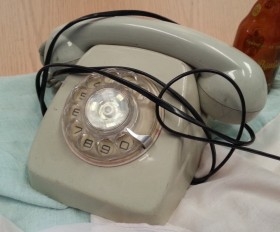 Teléfono viejo de mesa. Años 70. Español.