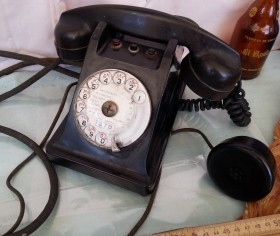 Teléfono años 50 marca Ericsson columbes. Fuerte y pesado.