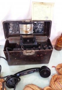 Teléfono antiguo de campaña militar. Origen búlgaro. Antique military campaign telephone.
