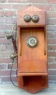Teléfono antiguo de gran hotel. Origen Países Bajos. Madera y latón.