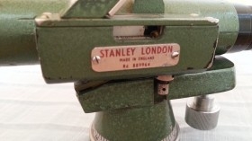 Teodolito antiguo. Marca stanley. Años 60. Británico.