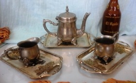 Conjunto de tetera y jarritas metal en 3 bandejas. (6 piezas)