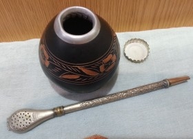 Mate. Conjunto de perolo y cucharilla para mate. Años 90